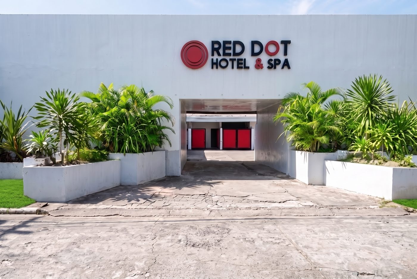 Red Dot Hotel & Spa facade, Dau Mabalacat